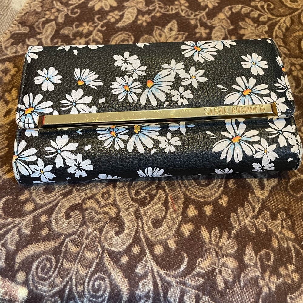 Steve Madden Black and White Floral tri-fold  Wallet/Clutch, Daisy pattern